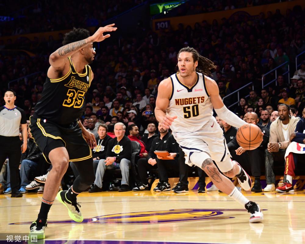 在揭幕战中 在揭幕战中